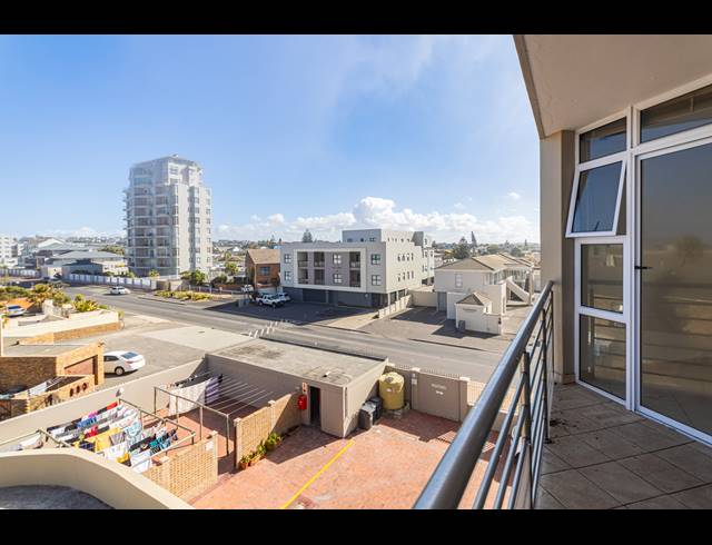 3 BEDROOM APARTMENT TO LET IN BEACHFRONT